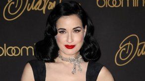 Dita Von Teese versiona a Boy George para luchar contra el sida