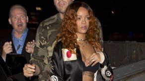 Rihanna adopta un cachorro que encontró en el baño de una discoteca