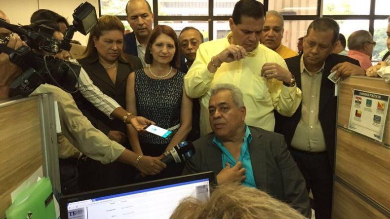 Abogado Alejandro Pérez y otros expanameñistas se inscriben en Cambio Democrático