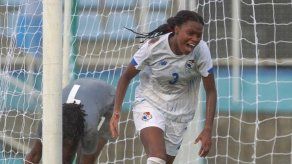 Carina Baltrip-Reyes celebra su primer gol con la selección femenina de Panamá