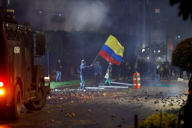 La asonada en Bogotá se produce en vísperas de una nueva jornada de protestas convocada para este miércoles por sindicatos y organizaciones sociales contra al política económica del Gobierno.