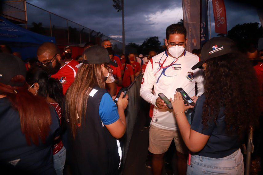 Personal de la AIG solicitó el código QR para facilitar la entrada al partido Panamá - Costa Rica.