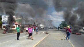 Residentes de Los Abanicos 3 protestan por despidos de Techos de Esperanza