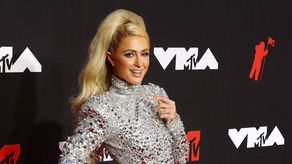 -FOTODELDIA- Nueva York (Estados Unidos) , 12/09/2021.- La famosa estadoundiense Paris Hilton a su llegada a los premios de la música de la MTV en Brooklyn, Nueva York, Estados Unidos. EFE/ Jason Szenes