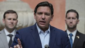 DeSantis promulgó la ley después de una conferencia de prensa en la escuela Classical Preparatory School en Spring Hill, unos 74 kilómetros (46 millas) al norte de Tampa.