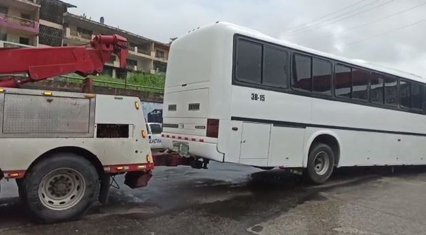 Los buses fueron removidos con grúas.