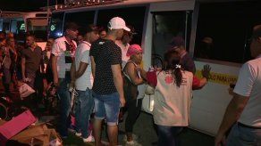 Migrantes cubanos son trasladados de Cáritas hacia albergue en Gualaca