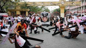 Penitentes arrastran cruces para criticar la guerra antidroga de Duterte