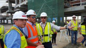 Humbert inspecciona ampliación del Aeropuerto ante posibles adendas