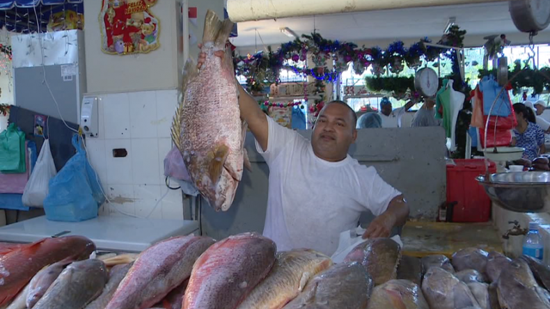 Panameños buscan mariscos para cena de fin de año