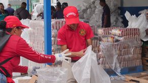 preparativos de la cajas navideñas del IMA.