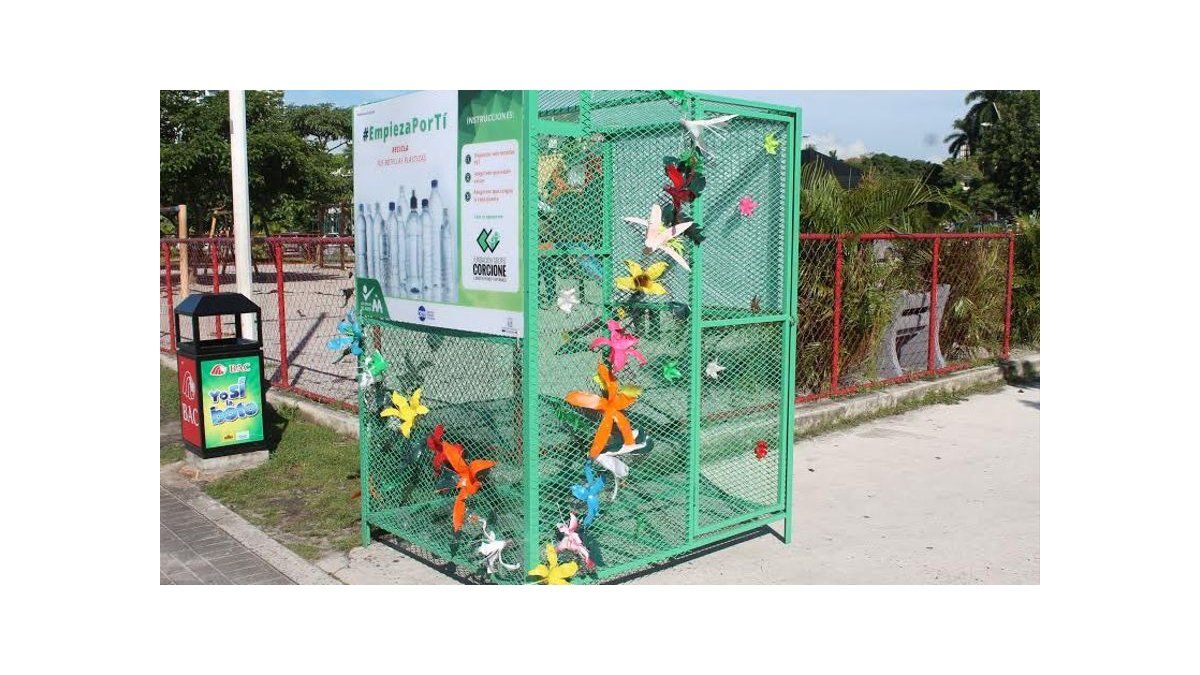 Colocan jaulas para depósito de botellas de plástico para impulsar el