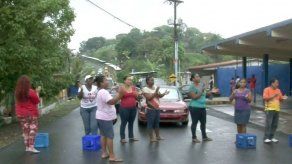 Madres de familia de escuela en Colón cierran calle por falta de clases