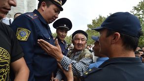 Los enfrentamientos entre los dos países a principios de esta semana dejaron dos guardias fronterizos tayikos muertos y heridos en ambos lados.