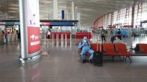 Aeropuertos de Pekín cancelan más de un millar de vuelos por coronavirus