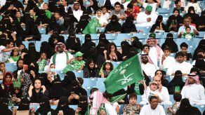 Mujeres saudíes acuden por primera vez a un estadio con motivo de la fiesta nacional