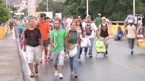 Miles de venezolanos cruzan a Colombia en busca de alimentos y medicinas