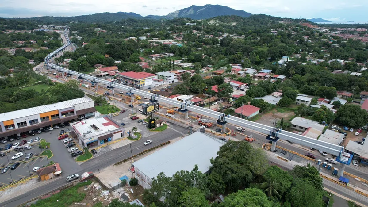 Metro de Panamá en la carretera Panamericana.