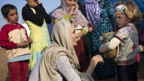 Angelina Jolie visita a huérfanos sirios en Líbano