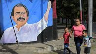 Una mujer y niños caminan junto a un mural que representa al presidente de Nicaragua, Daniel Ortega. Una mujer y niños caminan junto a un mural que representa al presidente de Nicaragua, Daniel Ortega.