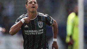 La exmujer de Chicharito le acusa de poner en peligro a sus dos hijos pequeños