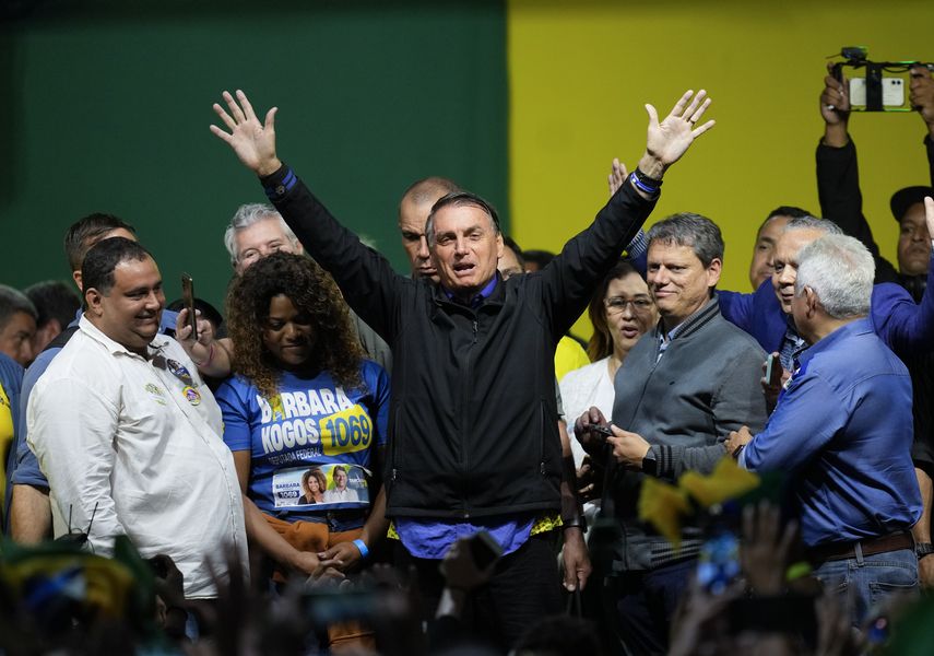 Tanto Bolsonaro como da Silva prometen incrementar los gastos del gobierno para los pobres si ganan
