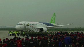 Primer avión de pasajeros chino realiza vuelo inaugural