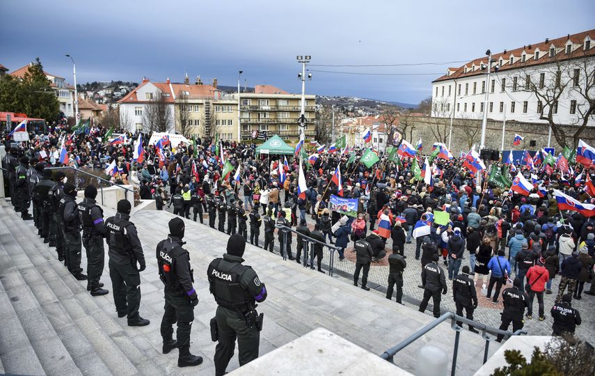 Miles de personas se manifestaron contra el acuerdo el martes frente al Parlamento durante el debate legislativo.