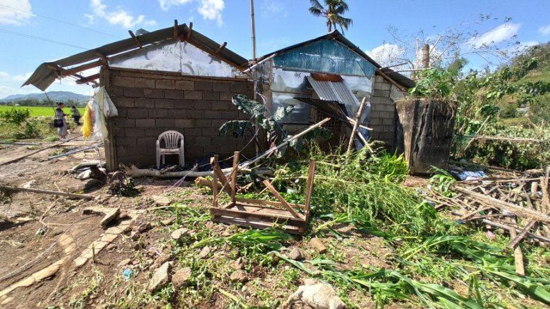 Tifón azota el centro de Filipinas y deja 20 muertos