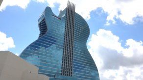 Primer hotel con forma de guitarra del mundo abre a lo grande en EEUU