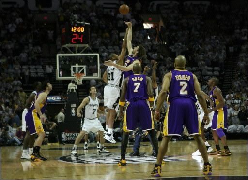 Estelar de los Spurs arrolla a los Lakers