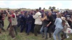 Despiden a la reportera húngara que pateó a refugiados cuando huían