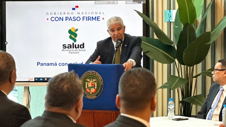 El presidente Mulino participa del traslado de pacientes el ION al Hospital de Cancerología.