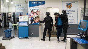 Una decena de detenciones en nuevos disturbios en la periferia de París