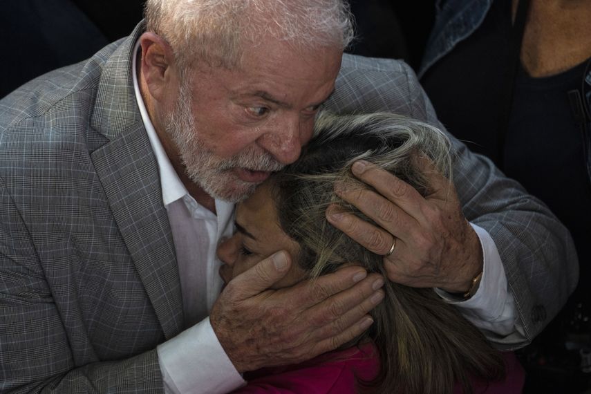 Tanto Bolsonaro como da Silva prometen incrementar los gastos del gobierno para los pobres si ganan