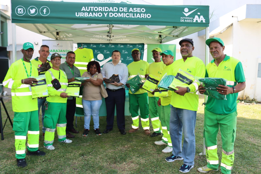 Autoridad de Aseo entrega nuevos uniformes a personal de operaciones