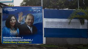 Una pancarta política con la imagen de la fórmula presidencial del mandatario Daniel Ortega, y la vicepresidenta Rosario Murillo, en Managua, Nicaragua.