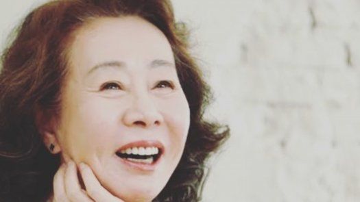 Yuh-Jung Youn da una respuesta magistral a una pregunta ridícula sobre Brad Pitt.