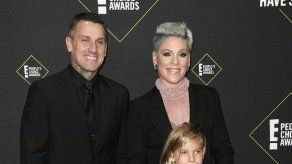 El marido de Pink defiende su decisión de enseñar a sus hijos a manejar armas de fuego