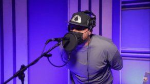 Dj Bobby mientras agregaba un coro durante el 4to programa de Manda tu pista.