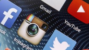 Logos de aplicaciones Facebook, Instagram y Twitter.
