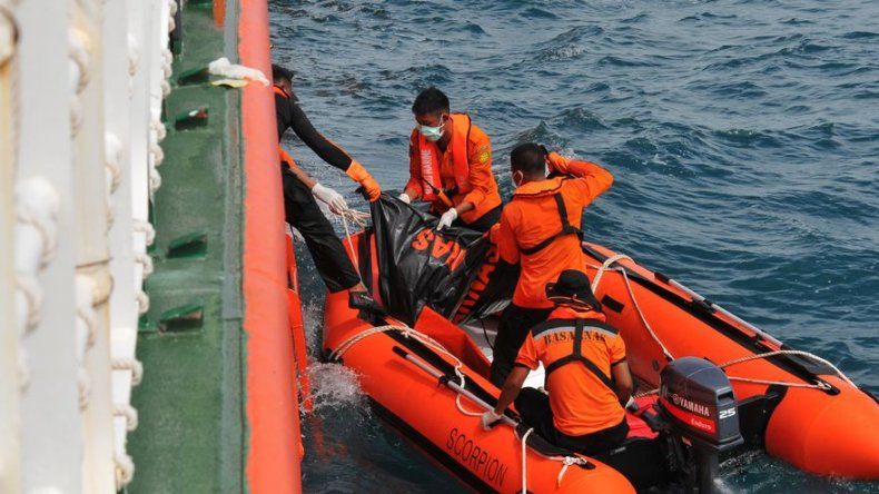 Indonesia: Buzos sacan 6 cadáveres más de avión de AirAsia