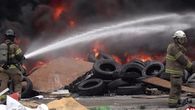 Bomberos controlan incendio de llantas. Bomberos controlan incendio de llantas.