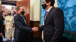 El presidente de Panamá, Laurentino Cortizo, saluda a Daleep Singh, asesor adjunto de seguridad nacional de la Casa Blanca.