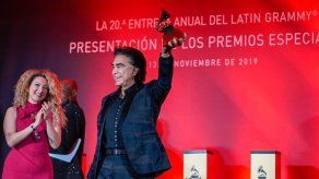 Erika Ender entrega el Premio a la Excelencia Musical a José Luis Rodríguez El Puma