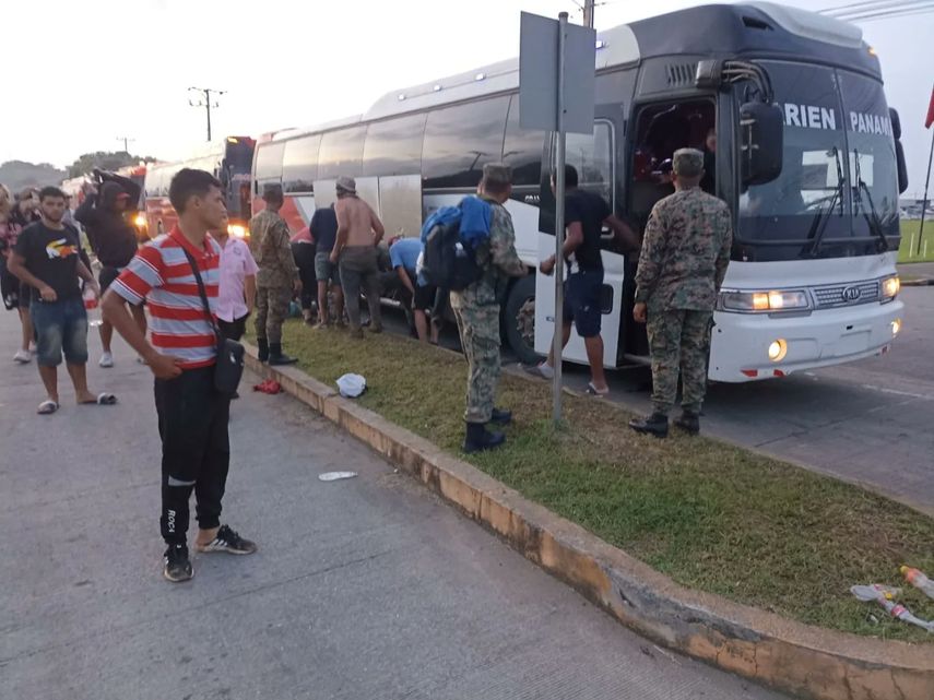Senafront apoya a Migración en el traslado de migrantes desde Darién a Chiriquí.