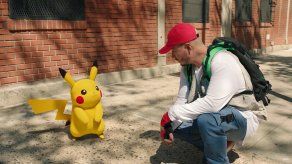 J Balvin junto a Pikachu de Pokémon