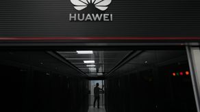 La orden de la FCC se aplica a futuras autorizaciones de equipos, aunque la agencia deja abierta la posibilidad de revocar autorizaciones previas.