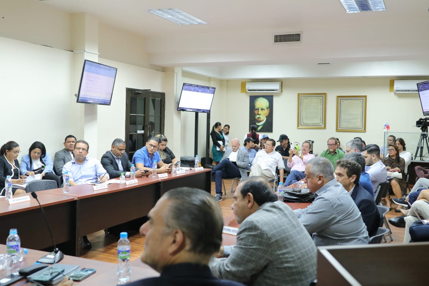 Representantes de las empresas participantes estuvieron presentes en la apertura de sobres. Representantes de las empresas participantes estuvieron presentes en la apertura de sobres.