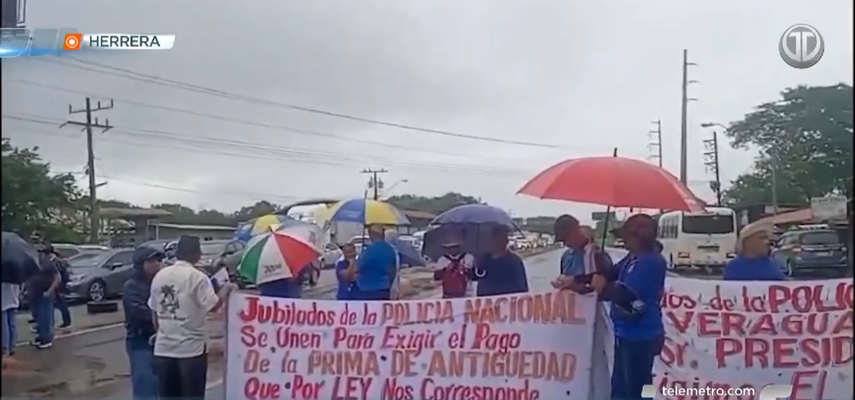 Policías jubilados protestan en la vía Interamericana exigiendo pagos